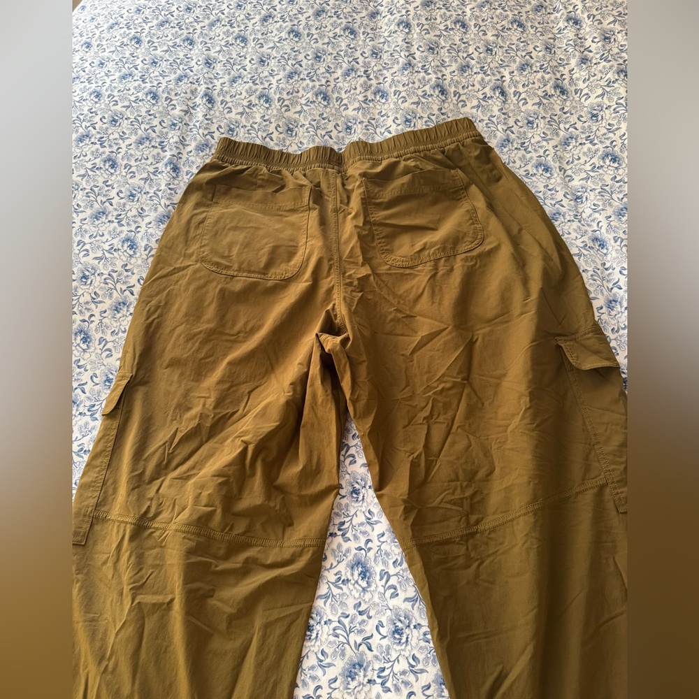 CALIA Women's Nyluxe Cinch Cargo Pant in Dark Khaki Olive, size XL - Picture 6 of 7